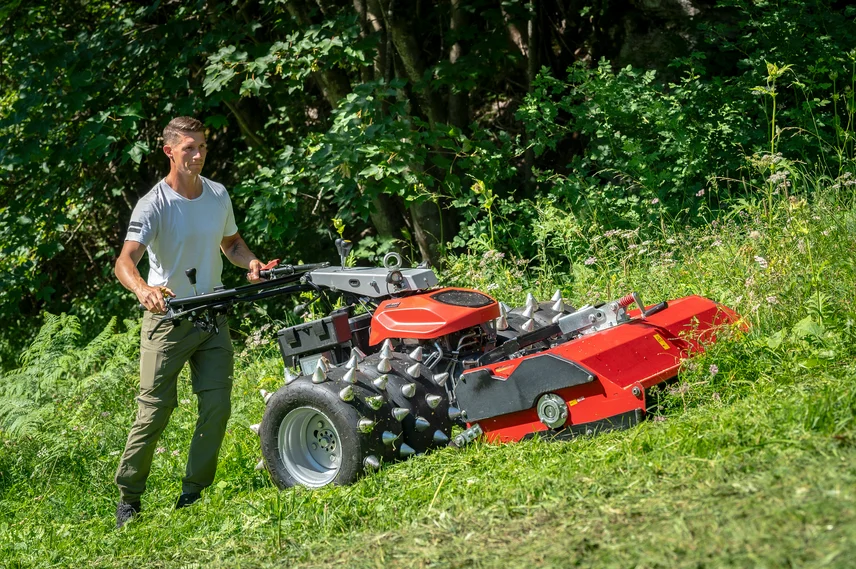 Aebi Combicut CC130 beim Mähen mit Doppelrad und Luftstachelrad