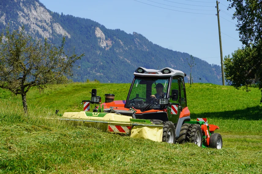 Aebi Terratrac TT242 und TT282 beim Mähen